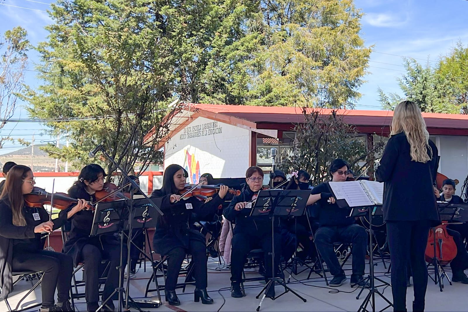 Ensamble Yoloxóchitl engalana el 50 aniversario de la Secundaria Técnica No. 7 en Tlaxco